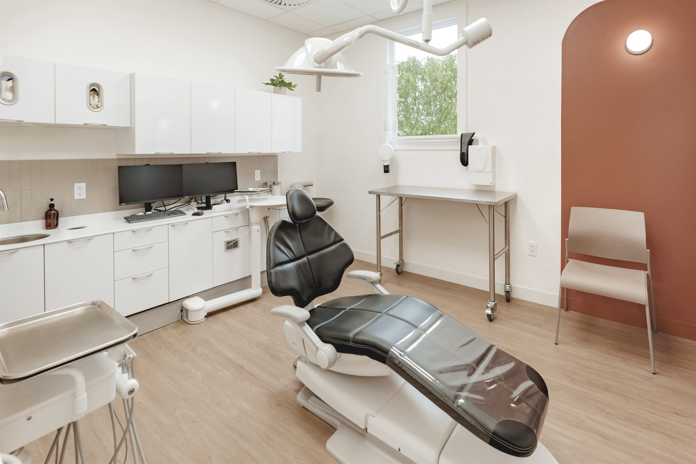 Salle de soins dentaires avec arche terracotta, clinique dentaire à Baie-Comeau